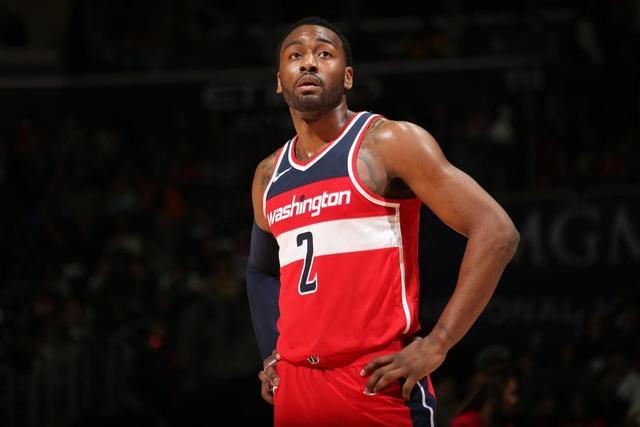 于大宝展示与三位超龄球员的合影：他们是球队的榜样
